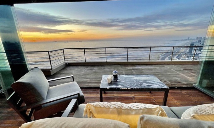 Bloubergstrand Apartment | Penthouse-100 000 Gemstones on display,All Ensuite