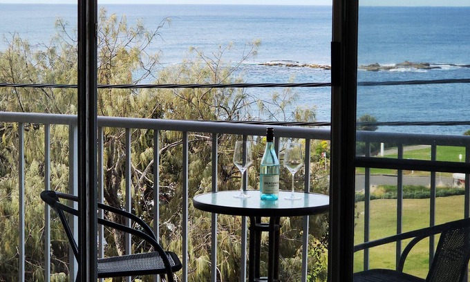 Coogee Apartment | Penthouse Apartment With Ocean Views - 1 Bed, 1 Bath, Parking. Coogee Beach