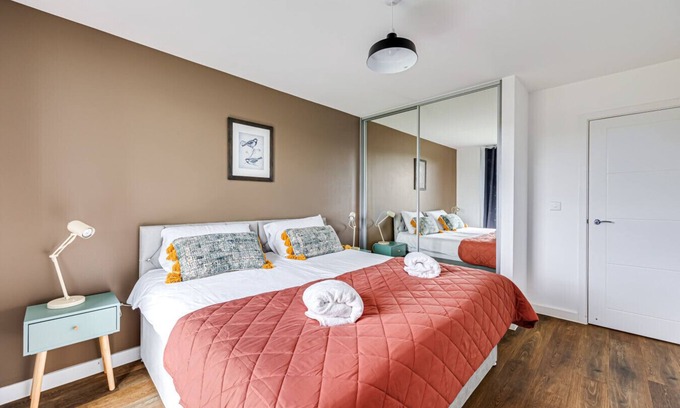 Milton Keynes Apartment | Penthouse Flat Central MK Balcony Parking