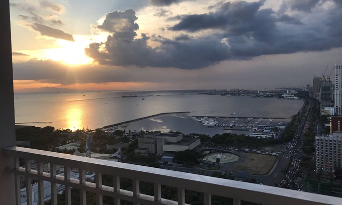 Pasay Condo | Penthouse Floor Overlooking Manila Bay