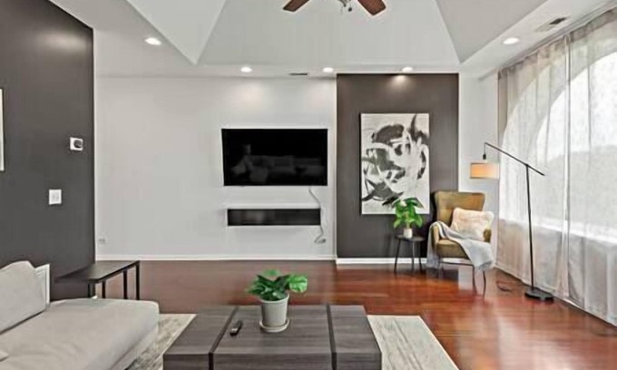 North Kenwood Apartment | Penthouse, Lux stay near Downtown, McComick & Lake