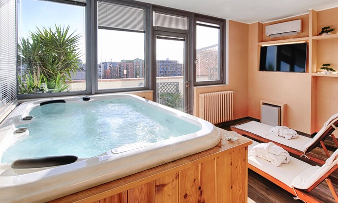 Brindisi Apartment | Penthouse Station The Residences (Apt with private Jacuzzi)