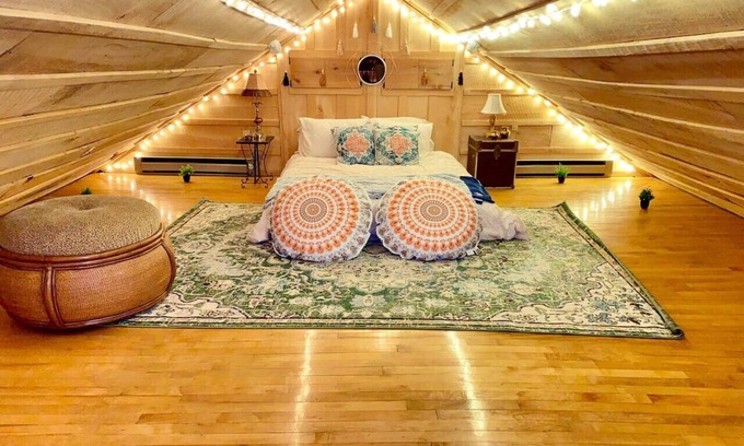 Doniphan County Cabin | Penthouse w/Boho Loft, Jacuzzi, + Balcony -3 bdrm