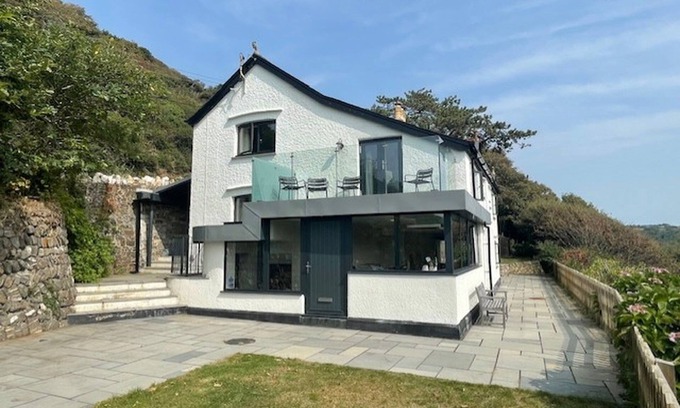 Crackington Haven Cottage | Pentreath is a spacious and stylish five-bedroom retreat sleeping up to 10 guests