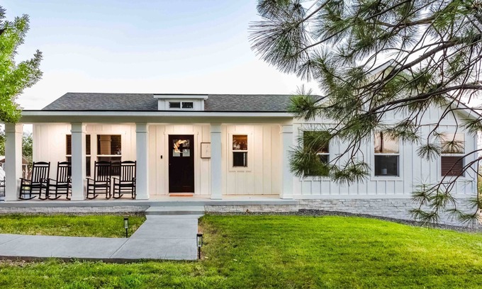 Huston House | Pera Blanca in the heart of wine country Caldwell