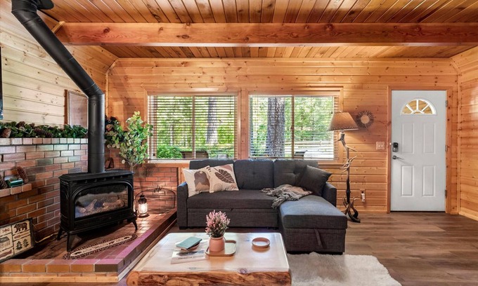 Paradise Estates Cabin | Perch - Antler House: Charming Cabin w/Covered Hot Tub & Firepit!