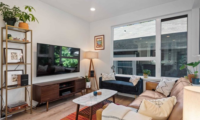 Broadway House | Perch - Urban Abode 22: Modern & Stylish Townhome; Heart of Capitol Hill