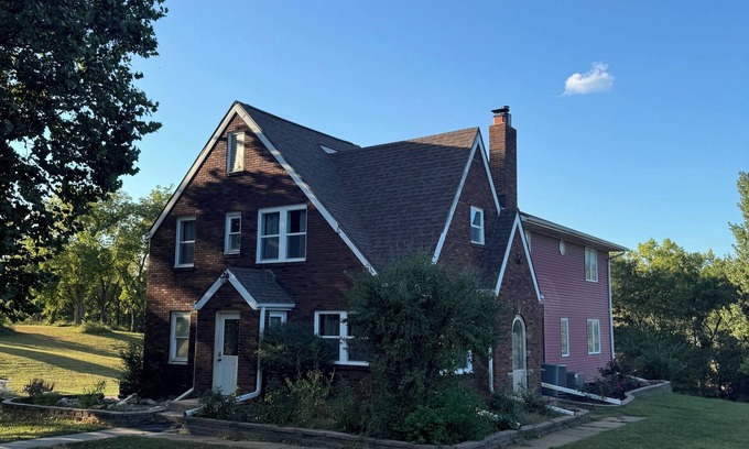 Urbandale House | Perfect 9-bedroom house with lots of land