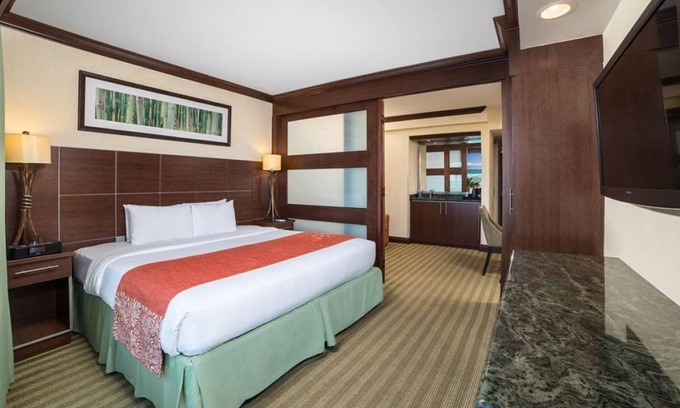 Sunny Isles Beach Resort | Perfect Beach Escape! 3 Convenient Units, Outdoor Pool