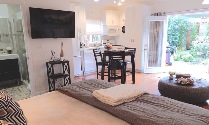 Van Nuys Cottage | Perfect Cottage w/private garden & garage in Sherman Oaks area