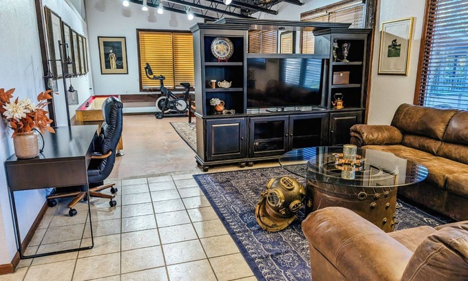 Bacliff House | Perfect Family Escape: Playground, Fire Pit, Games & Boat Parking Near Kemah!