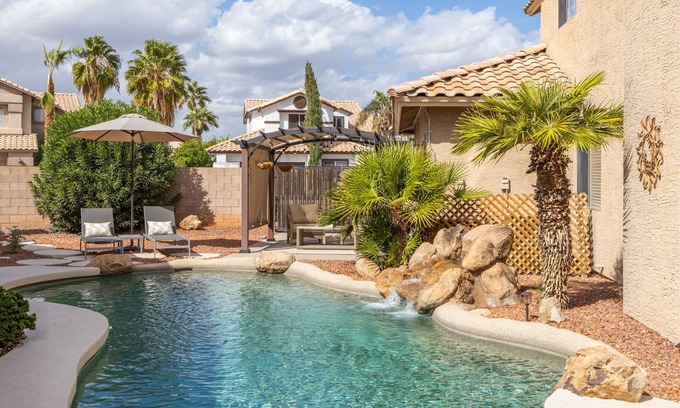 Gilbert House | Perfect Family Haven: 5BR,Heated Pool + Golf Green