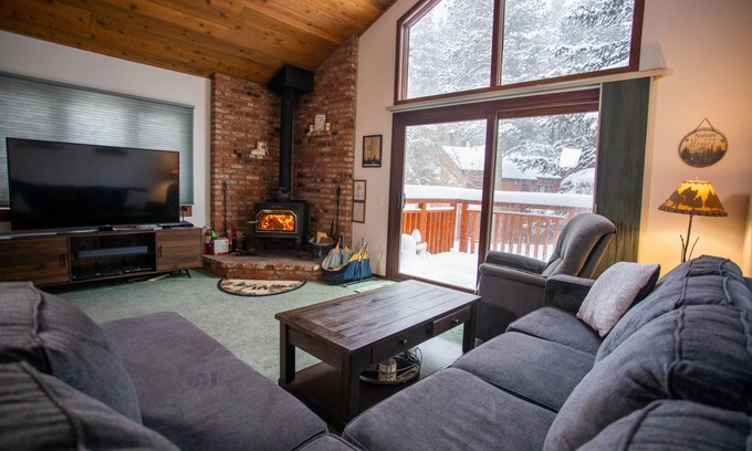 Mammoth Lakes House | Perfect Family Townhome! Cozy w/Vaulted Ceilings & WIFI