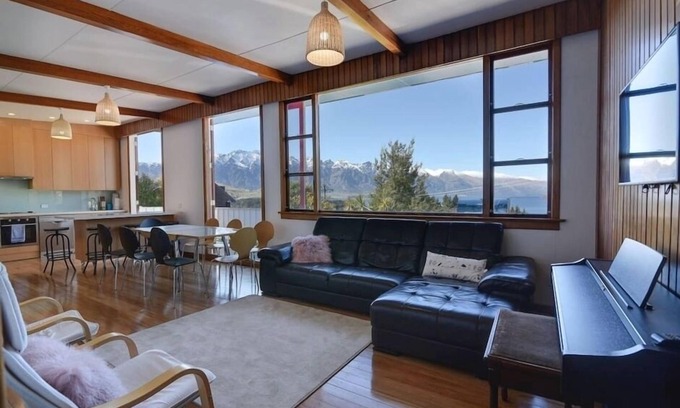 Queenstown House | Perfect for 2-12 guests with AMAZING VIEWS!