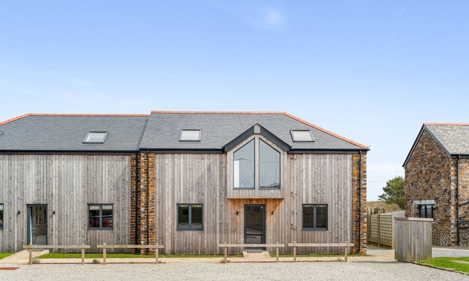 St. Agnes House | Perfect for a Cornish getaway, Cedar House is located just outside the hustle and bustle of St Agnes