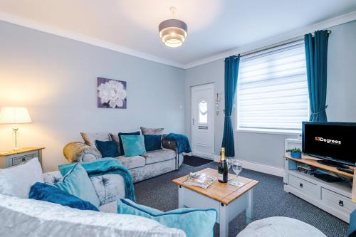 Crewe Apartment | Perfect for Business, 2 Bed Home by 53 Degrees Property, Great Location, Sleeps 4!