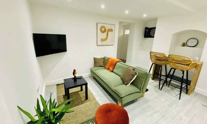 Gloucester Apartment | Perfect for contractors