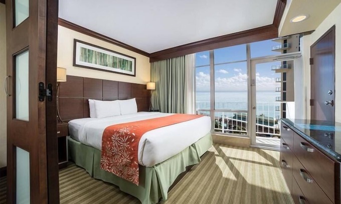 Sunny Isles Beach Hotel | Perfect for Family! Spacious Unit, Beach, Pool, Pets Allowed! Near Ocean Drive!