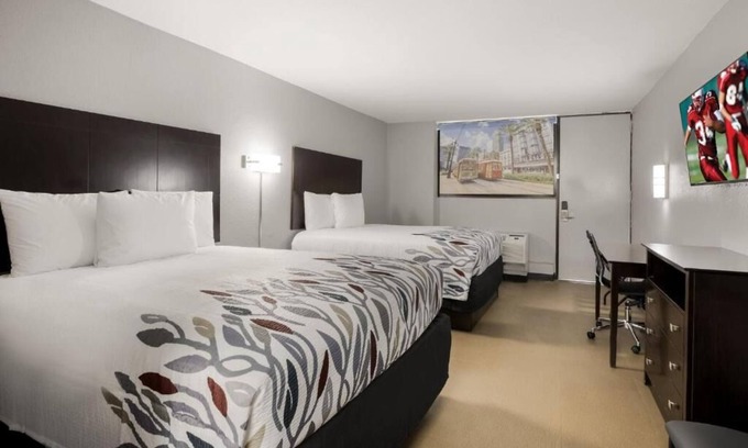 Alexandria Hotel | Perfect for Small Groups! Free Parking On-site, One Pet Stays Free!