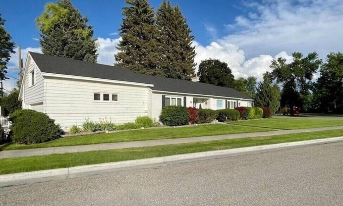 Idaho Falls House | Perfect for the Large Gatherings!