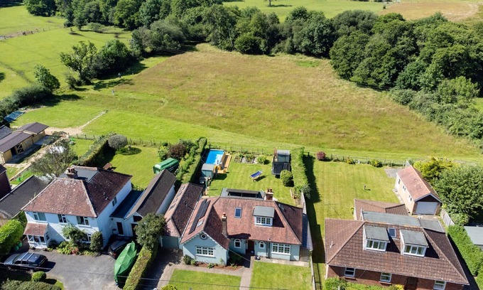 New Forest District Cottage | Perfect for wild play and family escapes in the forest - with lots of extras