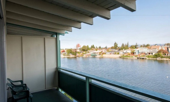 East End Apartment | Perfect Getaway! 2 Comfortable Unit, Free Parking, Close Oakland Coliseum