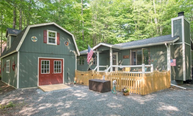 Pocono Lake House | Perfect getaway at Arrowhead Lake. Walking distance from the Choctaw pool!🏊🤿☀️