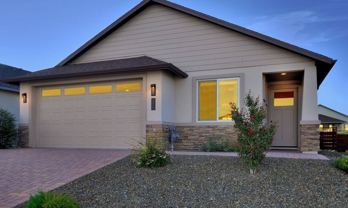 Cottonwood House | Perfect Location For 5 Surrounding Towns ~ 1 Minute Walk To Golf