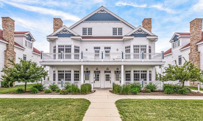 Sheboygan Condo | Perfect Paradise - Lakeview Condo w/7 Beds, Jacuzzi, and Balcony