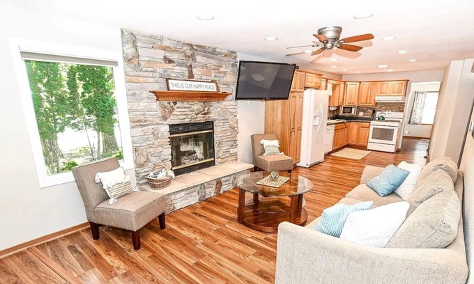 Montello House | Perfect Private Waterfront Getaway on Fox River!