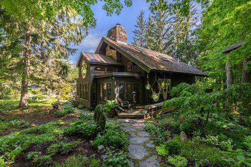 Stratton Mountain Ski Chalet | Perfect Two Family Home - Up to 14 Guests - Walk to Gondola!