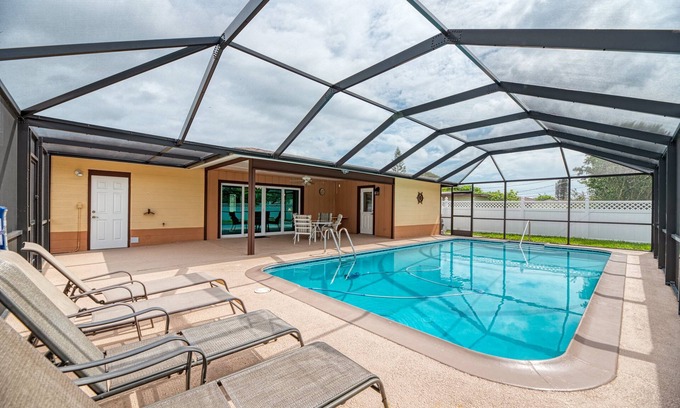 Venice Gardens House | Perfect vacation home 3 miles from beach.