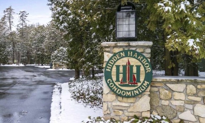 Fish Creek Condo | Perfectly located condo in Fish Creek steps away from restaurants & shoppings.