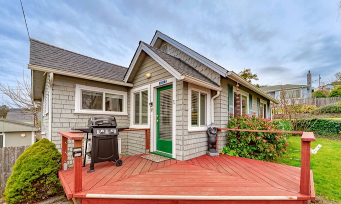 Gold Beach Cottage | Perfectly Located Cottage w/ Yard, WiFi, Laundry - Walk to Beach & All of Town!