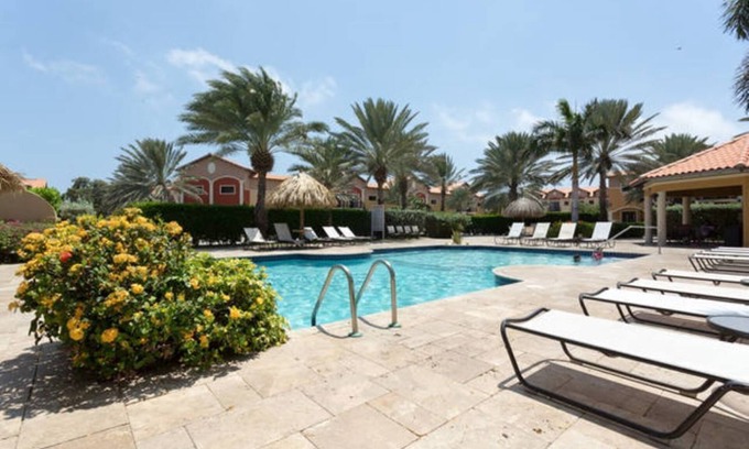 Malmok House | Perfectly Located Townhouse: Minutes to Beaches!.