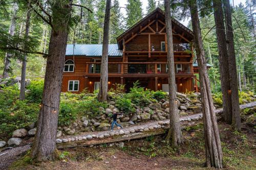 Malakwa House | Perry River Lodge