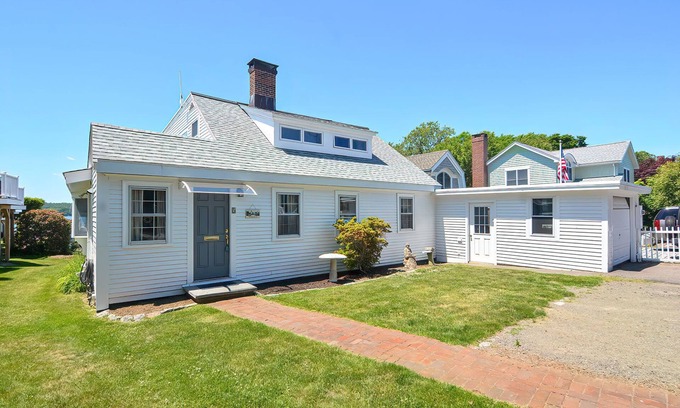 Gloucester House | Perrywinkle: Waterfront on Gloucester’s Rocky Neck.