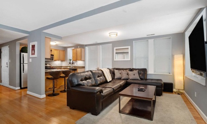 DeBaliviere Place Condo | Pershing · Forest Park Condo- Gated Parking, Walk to CWE