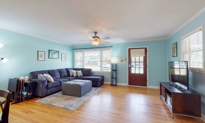 Wilmington House | Pet Friendly, 5 bed home for 12 ppl w/patio, fire pit in Central Wilmington