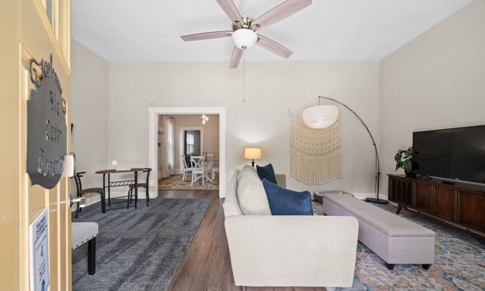 Hot Springs House | Pet friendly 5 minute walk to Bath House!