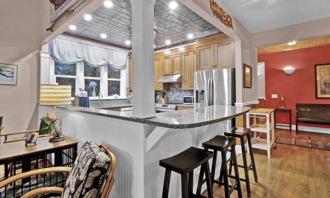 Southport Cottage | PET FRIENDLY Adorable 3 bedroom/3 bath cottage in convenient island location.