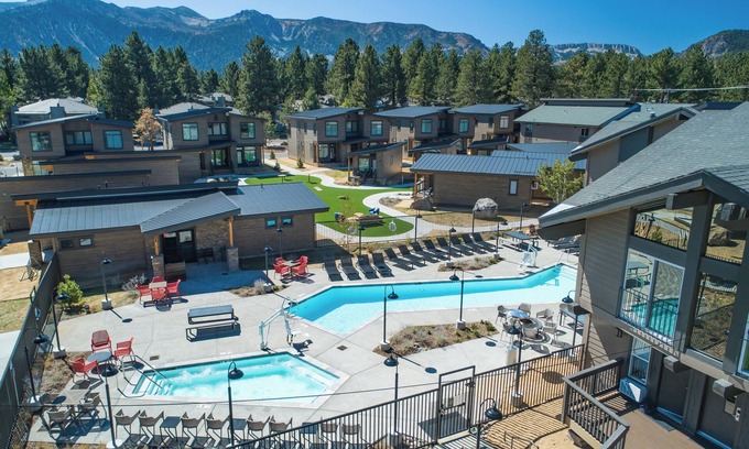 Mammoth Lakes Hotel | Pet-Friendly Alpine Room Near Mammoth Mountain, Ideal for Ski Trips & Lake Hikes