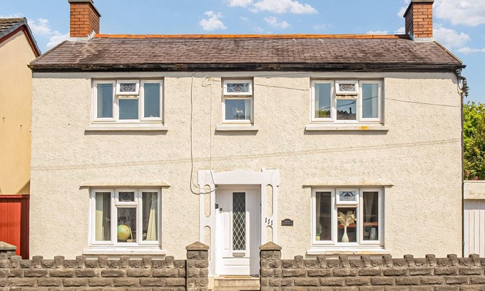 Pembrey Cottage | Pet friendly and perfect for exploring Pembrey.