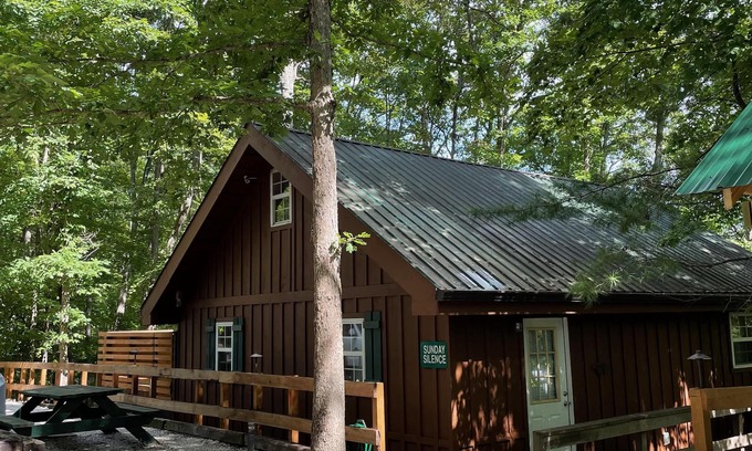 Zoe Cabin | Pet friendly cabin in Cliffview Resort with hot tub and wi-fi