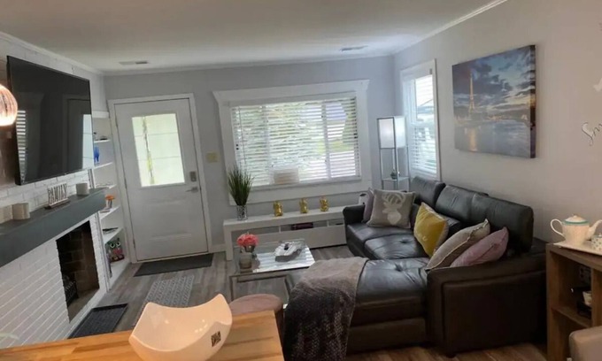 Boardman House | Pet-Friendly Charming & Cozy 3-bedroom house AC & WiFi in pleasant Youngstown