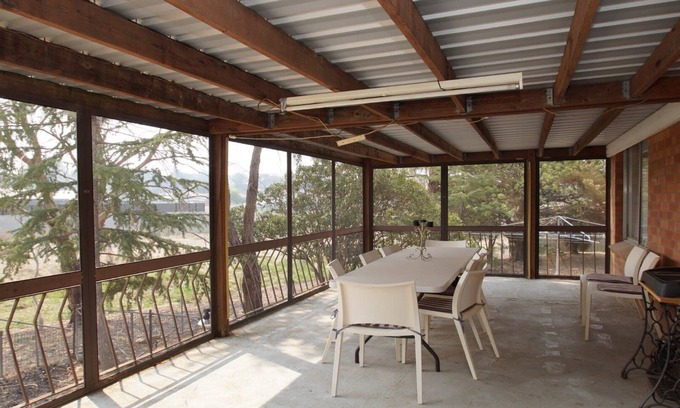 Armidale House | Pet Friendly Cockatoo Corner