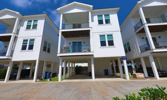 Gulf Shores Cottage | Pet Friendly Cottage - Heated Pool - Sleeps 10!