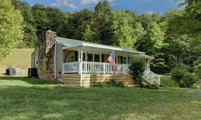 Hot Springs House | PET FRIENDLY COTTAGE 3.5 MILES FROM LAKE MOOMAW!