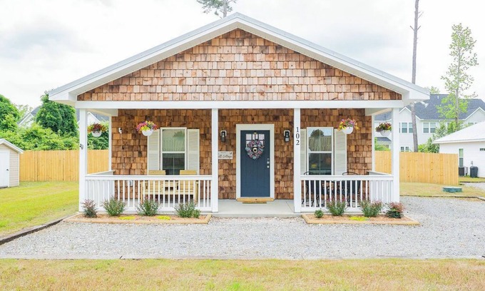 Hightsville House | Pet Friendly Cozy Quiet Cottage: near Downtown and ILM Airport