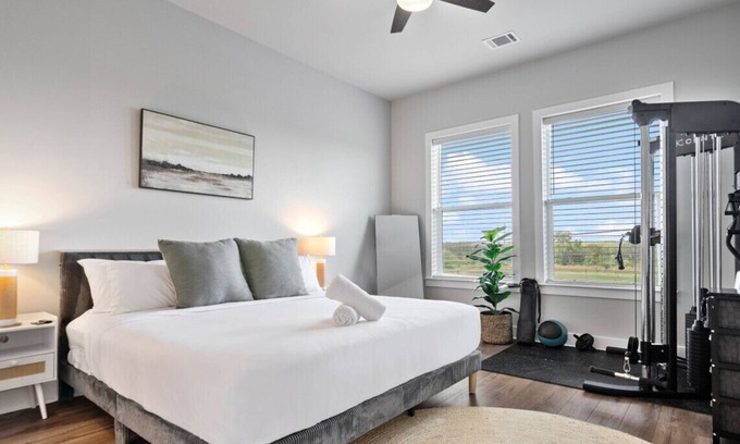 East MLK Apartment | Pet-Friendly East ATX w/Gym, Work Desk & Parking